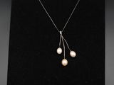 un collier de perles blanches et d'argent sur un mannequin noir