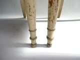 un gros plan sur les pieds d'une table en bois