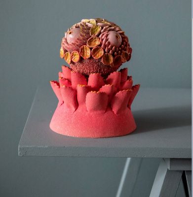 un gâteau posé sur une table