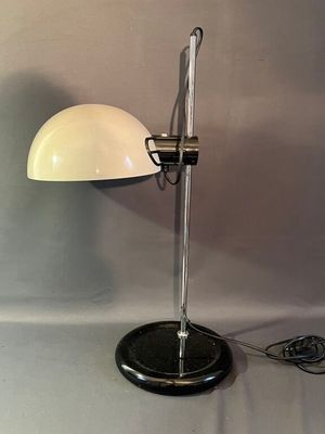 une lampe posée sur une table à côté d'un mur