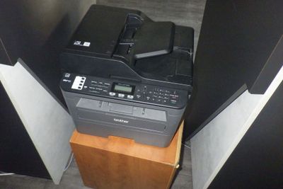 une imprimante posée sur une caisse en bois