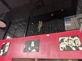 un mur rouge orné de photos dans un restaurant