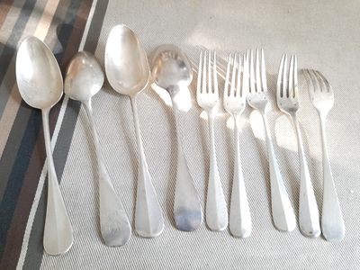 beaucoup de cuillères en argent et de cuillères sur une table