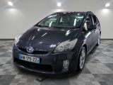 une Toyota Prius noire garée sur un sol à damier