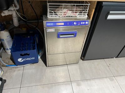 une photo représentant un lave-vaisselle et un réfrigérateur dans une cuisine