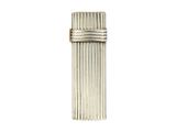 briquet plaqué argent orné d'une bande métallique sur fond blanc