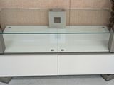 une vitrine en verre avec deux tiroirs en dessous