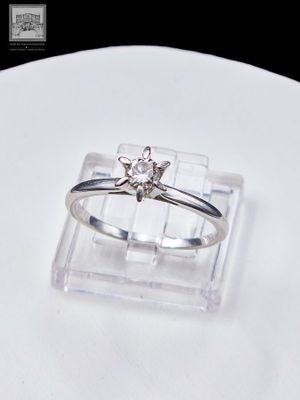 Bague en or gris 18K 750/°°° poinçon tête d'aigle sertie d'u…