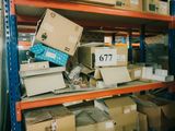 de nombreux cartons et boîtes sur les étagères de l'entrepôt