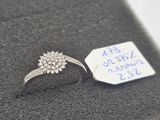 une bague en diamant à laquelle est attachée une étiquette de prix