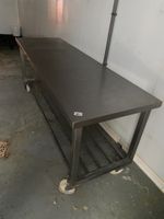 Une table rectangulaire en inox à claies d'entrejambe, sur r… (photo 2)