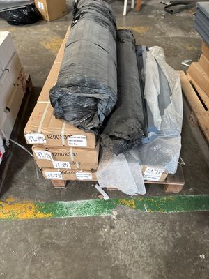 beaucoup de cartons et de sacs par terre dans un entrepôt