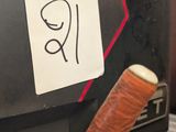 une batte de baseball posée sur une table