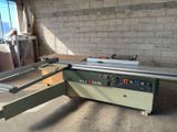 une machine posée sur le sol d'une pièce