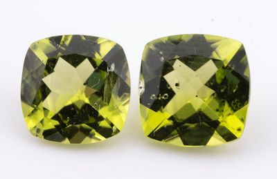 une paire de pierres précieuses de taille « coussin » jaunes et vertes