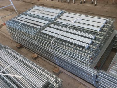 un grand nombre de barres d'acier empilées les unes sur les autres