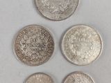 quatre types de pièces différents sont présentés sur une surface blanche