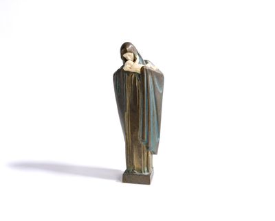 l'image d'une statue représentant une femme tenant un bébé dans ses bras