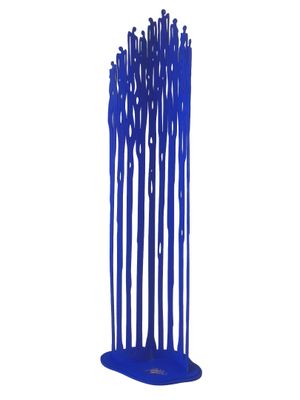 un gros plan sur une sculpture bleue composée de bâtons, sur fond blanc