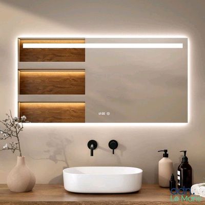 un lavabo blanc placé sous un grand miroir dans une salle de bains