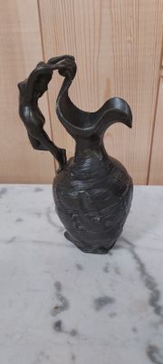 un vase noir posé sur une table en marbre