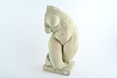 une petite statue représentant un ours assis sur un bloc