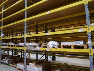 de nombreuses étagères contenant des boîtes et des boîtes dans un entrepôt