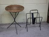 deux chaises et une table sur laquelle se trouve un panier