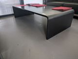 une table basse noire sur laquelle sont posées des serviettes rouges