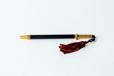un stylo orné d'un pompon, posé sur une table