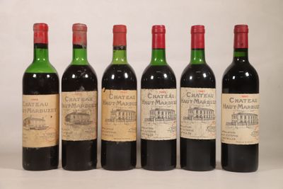 six bouteilles de vin sont alignées sur une table