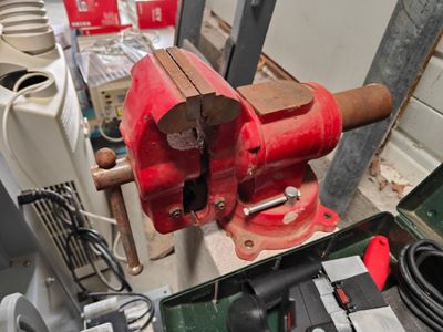 un étau rouge posé sur une table