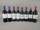 plusieurs bouteilles de vin sont alignées sur une table