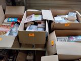 de nombreuses caisses de livres posées sur une étagère dans une pièce