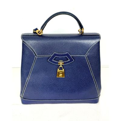 une image représentant un sac à main bleu muni d'un cadenas