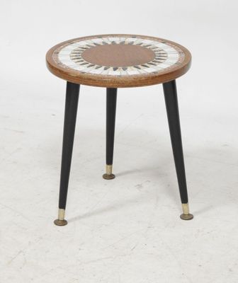 une image représentant une petite table en bois avec un plateau en mosaïque
