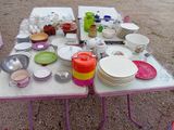 une table sur laquelle sont disposées de nombreuses assiettes et de nombreux bols