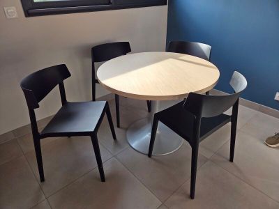 une table et des chaises dans une pièce avec fenêtre