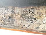 une peinture sur le mur d'un immeuble recouvert de nombreux dessins