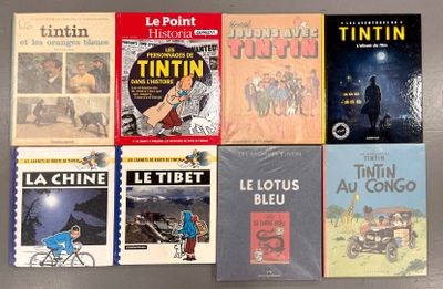 plusieurs livres sont alignés sur une table