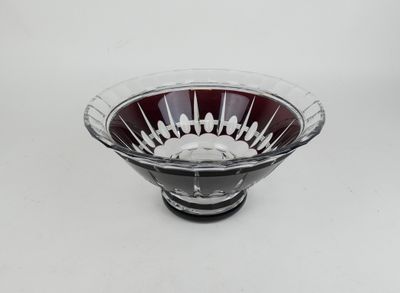 une image représentant un bol rouge et blanc posé sur une surface blanche