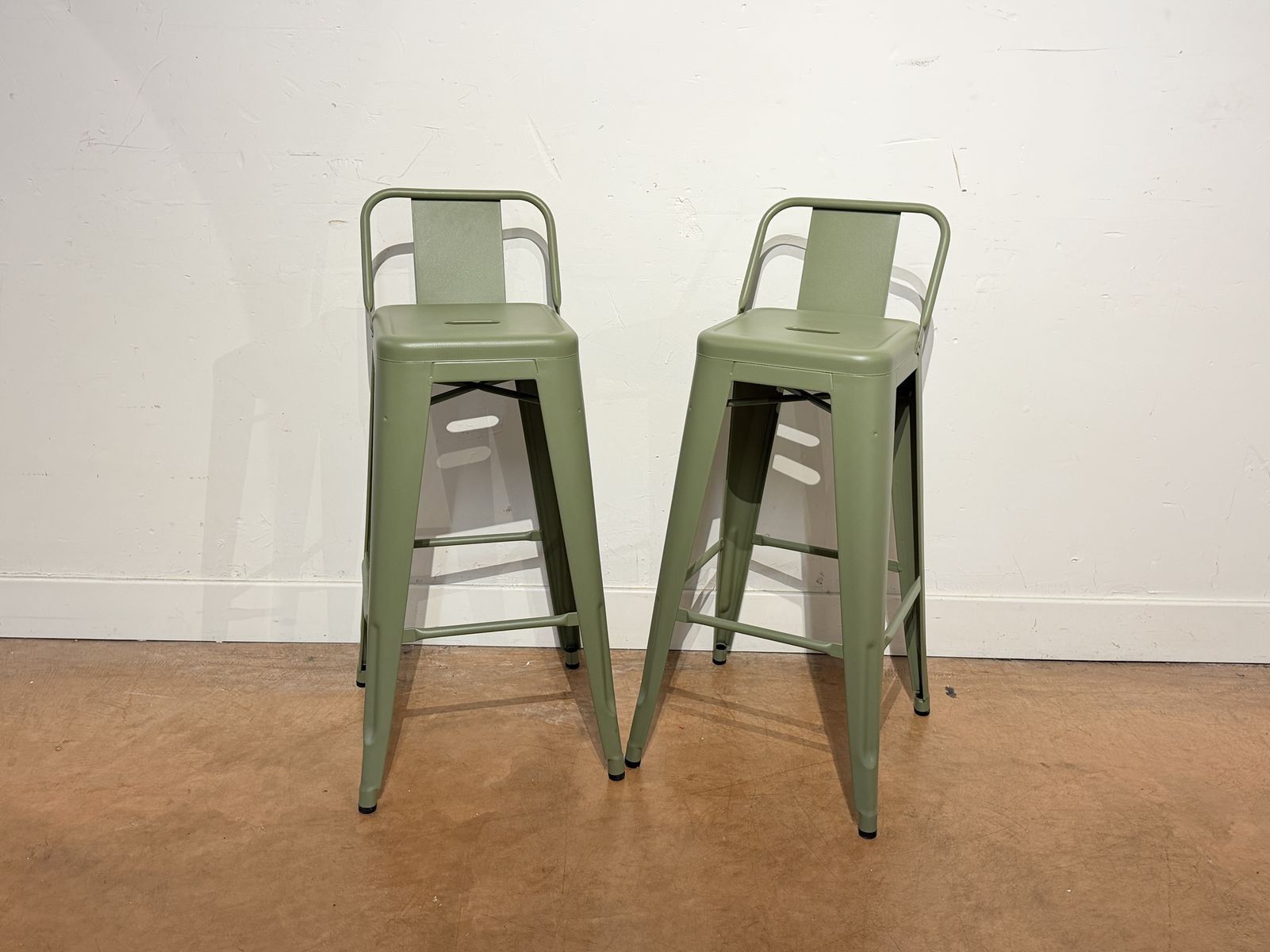 TOLIX. Paire de tabouret avec petit dossier vert kaki.