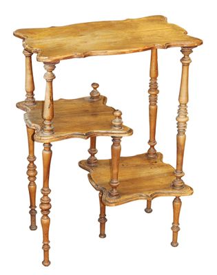 une image représentant une table en bois avec trois étagères de chaque côté