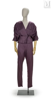 une photo d'un mannequin portant une combinaison violette