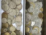 deux boîtes remplies de pièces posées sur une table