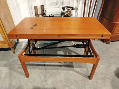 une table en bois avec un plateau en verre, exposée