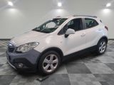 la voiture blanche est garée sur un sol en damier dans le garage
