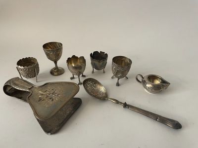 beaucoup de cuillères en argent et de cuillères sur la table