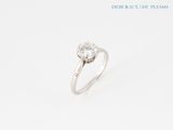 gros plan d'une bague en diamant sur fond blanc
