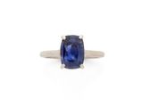 une bague en saphir bleu avec un anneau en or sur fond blanc
